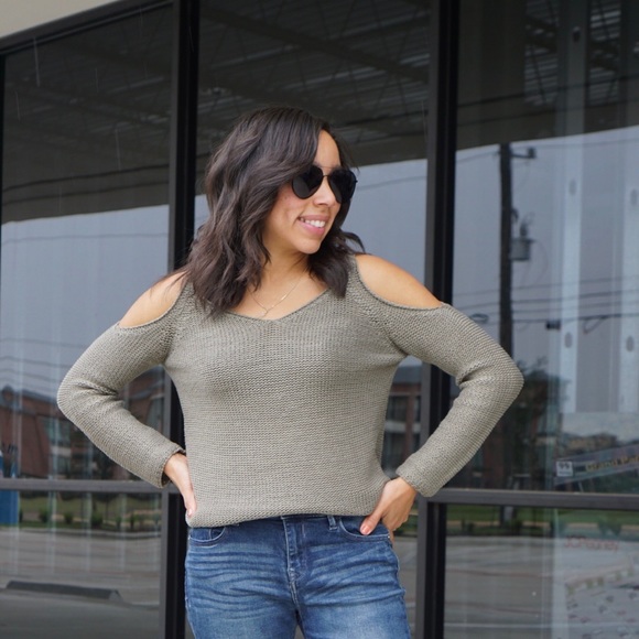 Cold shoulder sweater - Picture 2 of 3